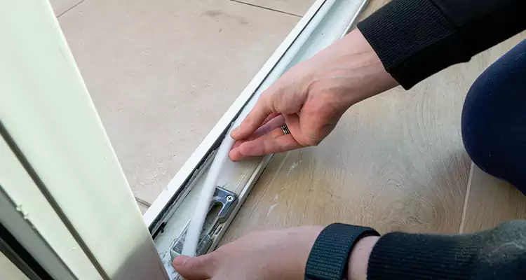 Garage Door Off Track Repair in Buenaventura Lakes, FL